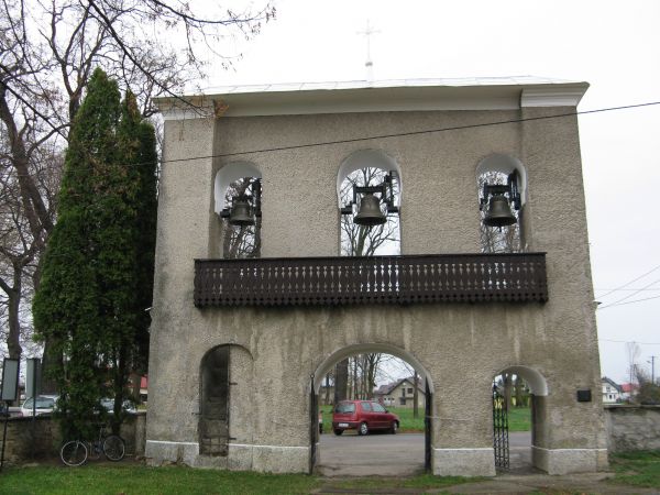 obok kościoła, w okalającym go murze, zachowała się dzwonnica parawanowa z 1841r., zwraca uwagę balustrada przy arkadach z dzwonami, od strony kościoła. Wiemy t