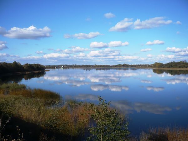 Jezioro Rajgrodzkie w pogodnym, jesiennym dniu.