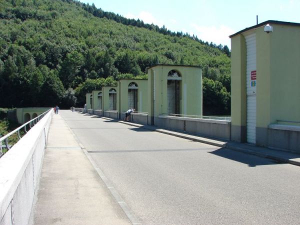 Zapora wodna na jeziorze międzybrodzkim