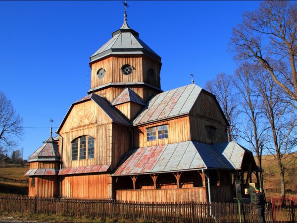 Cerkiew greckokatolicka pw. Pokrow Przeświętej Bogarodzicy w Roztoce gm. Bircza. Zbudowana w 1936 r. Po wojnie cerkiew zmieniono w kościół rzymskokatolicki pw.