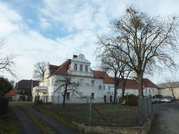 pałacyk  wśród zabudowy folwarcznej