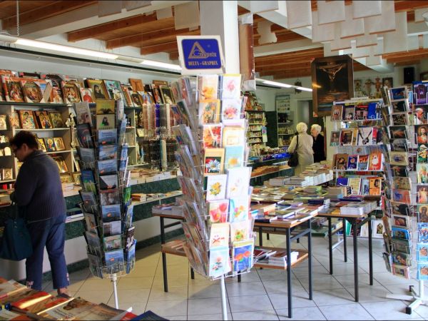 Klasztor Saletynów i Sanktuarium Matki Bożej z La Salette - Płaczącej  w Dębowcu  .  W kościele ukoronowana jest Matka Boża Saletyńska, która spełnia prośby lud