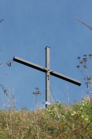 ponad drogą, głównym traktem - co kiedyś pozwalał na zaopatrzenie budowy zapory w Myczkowcach a i następnej w Solinie, to droga strategiczna - silna / mocna, ka