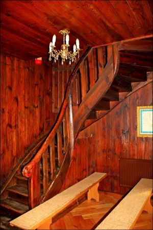 Drewniany kościół parafialny p.w. Matki Boskiej Śnieżnej , zbudowany w 1919 roku wg. projektu inż.arch. Kazimierza Osińskiego.