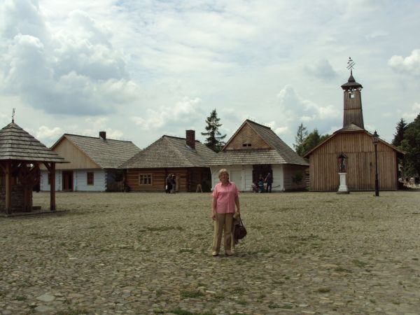 Galicyjski Rynek - tam też studnia a od lewej : dom żydowski - tam na futrynie po prawej stronie jest mezuza ! - polecam, dalej : dom woźnicy, dom szewca  i rem