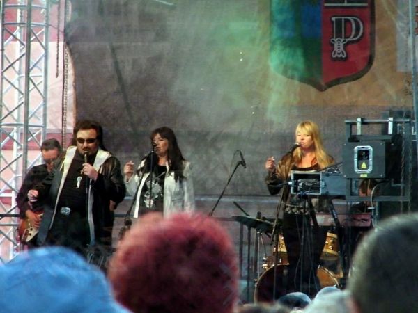 Krzysztof Krawczyk z zespołem starsza fotka z dni Pieńska i przerobione nieco