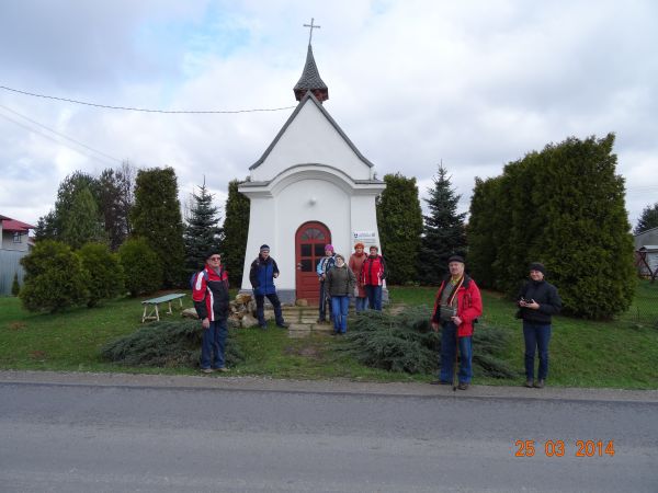 przed / obok: zabytkowej kapliczki pw. św. Stanisława Kostki, przy temacie: w Kolegium Ojców Jezuitów w Starej Wsi jest wewnętrzna - klasztorna kaplica pw. św.