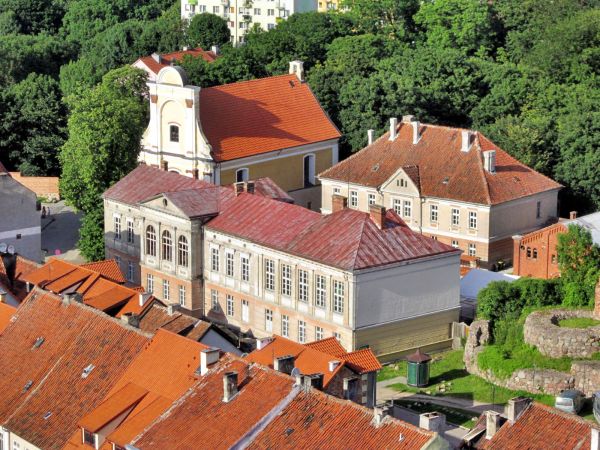 Reszel-zabytki Starego Miasta-cerkiew i budynki dawnego kolegium jezuickiego.