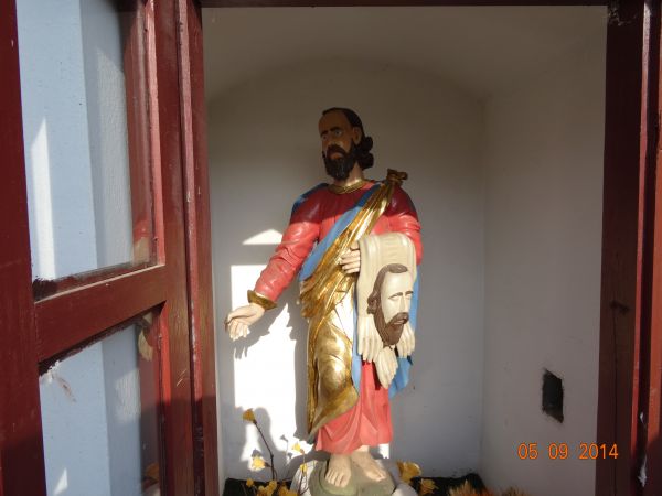 figura przedstawiająca św. Bartłomieja Apostoła - w niszy przydrożnej kaplicy, na przegubie lewej ręki przełożona jest "człowiecza skóra wraz ze skórą zdartą z