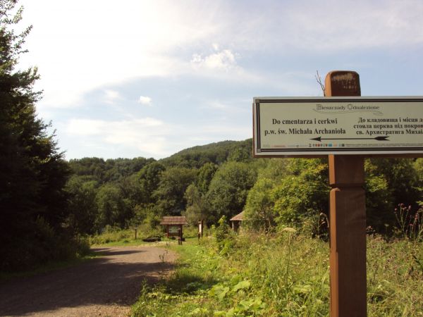 na  ścieżce historyczno-przyrodniczej "Bieszczady Odnalezione" - we wsi Zawój. Po lewej : jak oznaczenia szlaku wskazują - niegdyś była cerkiew filialna pw. Św.
