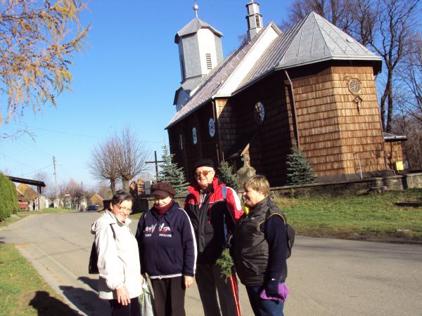 przechodzimy m.in. obok XIX- wiecznego kościoła pw. św. Michała Archanioła z polichromią znanego malarza Tadeusza Popiela, tam też  obraz Matki Boskiej z Dzieci