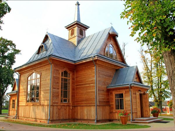 Drewniany kościół parafialny p.w. Matki Boskiej Śnieżnej , zbudowany w 1919 roku wg. projektu inż.arch. Kazimierza Osińskiego.