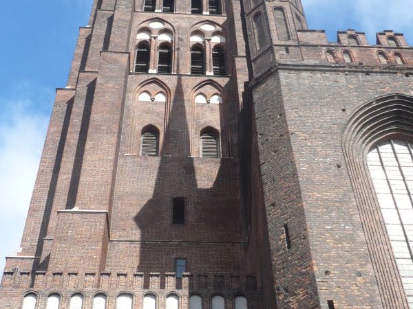 Wieża Bazyliki Mariackiej od podstawy ulicy mierzy 78 m,a z wieży przepiękna panorama na miasto.