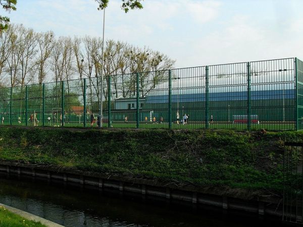 Boiska do gier przy kompleksie stadionu im. Kazimierza Deyny