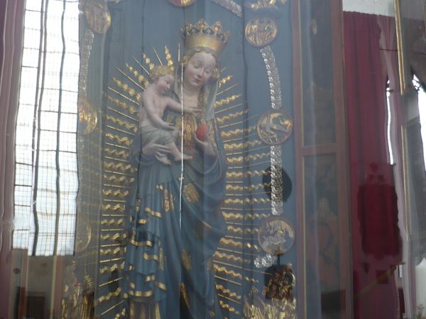 W ołtarzy św.Anny przepiękna Madonna z piaskowca ,w okresie baroku przemalowana,suknia,włosy,promienie.