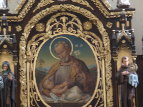 ołtarz główny ubogaca obraz "Święty Józef z Dzieciątkiem", wici roślinne w ornamentyce ramy obrazu.