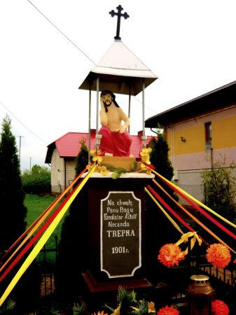 Kapliczka z figura Jezusa Frasobliwego powstała w 1901 roku, a ufundował ją Adolf Nekanda-Trepka który był wujem Stefana Żeromskiego.