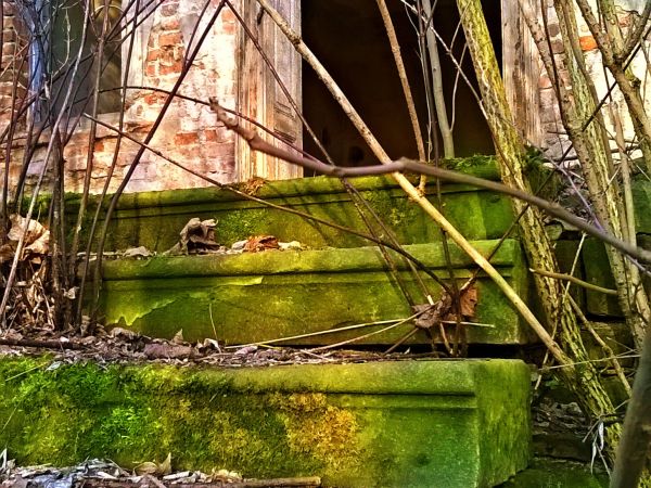 Piętrowy dwór, z lekko zryzalitowaną częścią środkową poprzedzoną drewnianym gankiem, nakryty – tak jak ryzalit – bardzo płaskim dachem dwuspadowym wzniesiony z