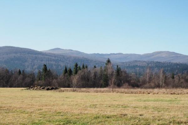 Bieszczady - tu widziane od torfowisk, wpierw łąki wykaszane - dalej baloty siana.