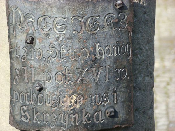 Tablica informacyjna umieszczona na pręgierzu.