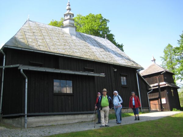 grupa turystyczna UTW z Sanoka - na dziedzińcu przycerkiewnym.
