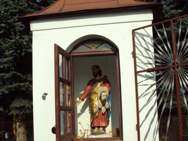 figura św. Bartłomieja w kapliczce przydrożnej, pewnie zabytkowa - odnowiona, zadbana i zabezpieczona. Święty na przegubie lewej ręki ma przewieszoną "skórę czł