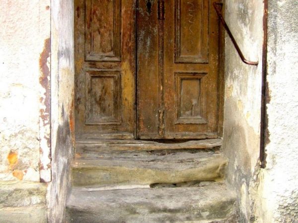 WEJŚCIE  DO  JEDNEJ  Z  KAMIENIC