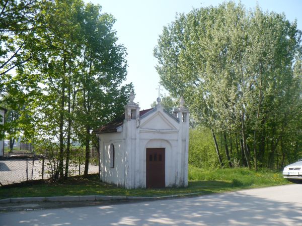 Zabytkowa kapliczka z obrazem Matki Boskiej Częstochowskiej z XIX w. Miejsce gorących modlitw pod gołym niebem kiedy jeszcze parafia była w Ostrowcach. W maju o