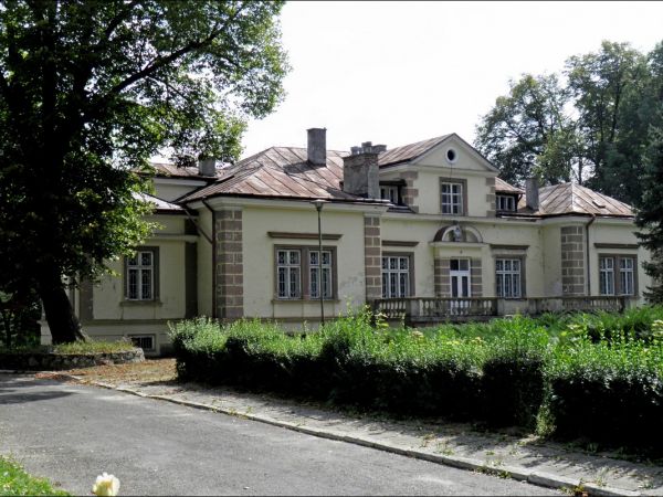 Dwór Szlachecki z końca XIX wieku otoczony parkiem krajobrazowym i stawem. Do 1945 roku należał do rodziny hrabiów Łastowieckich.