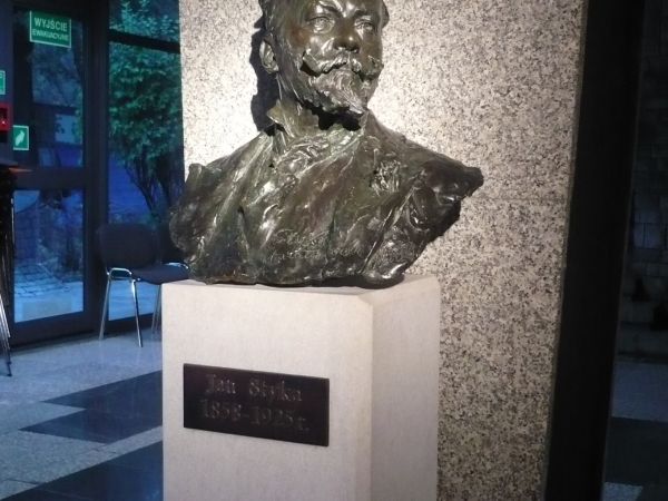 To jest popiersie Jana Styki w holu budynku Panoramy Racławickiej,we Wrocławiu.