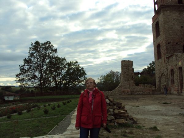 po lewej fragment dużego projektu "Rewitalizowane ogrody przyklasztorne" a po  prawej zrekonstruowana wieża za schodami wewnątrz,tam wejście na platformę widoko