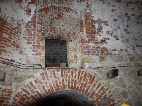 stanowisko strzeleckie nad arkadą na balkonie było - podpory we fragmentach  się ostały, kunszt budowlanej sztuki fortecznej - zadziwia ! doznania - mieszane...