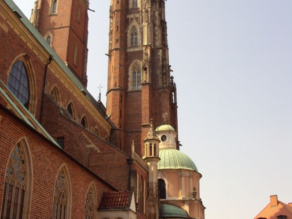 przy katedrze pw. św. Jana Chrzciciela. Warto też tam pokonać 48 stopni kręconych w dół schodów a potem po kupieniu biletu możemy nowoczesną windą wjechać na wi