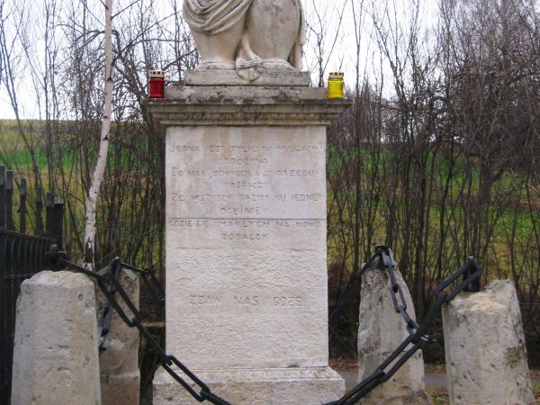 W obrębie nieistniejącego dziś muru przykościelnego znajduje się stary cmentarz z piaskowcowymi nagrobkami właścicieli ziemskich - XIX i XX wiek.