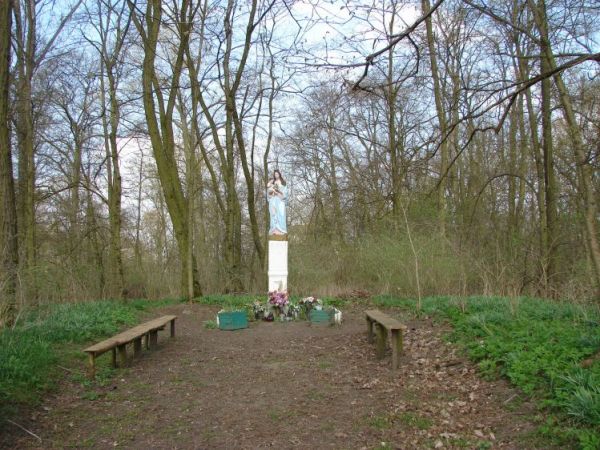 W parku znajduje się figura Matki boskiej z Dzieciątkiem Jezus, miejsce to jest często odwiedzane przez mieszkańców wsi, gdyż odprawiane są tu nabożeństwa majow