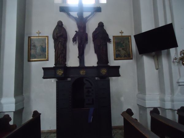 Kościół farny pw. św. Jadwigi Śląskiej - krucyfiks po północnej stronie nawy gł.