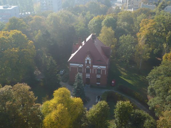 Widok z wieży kościoła Farnego na Plebanię.