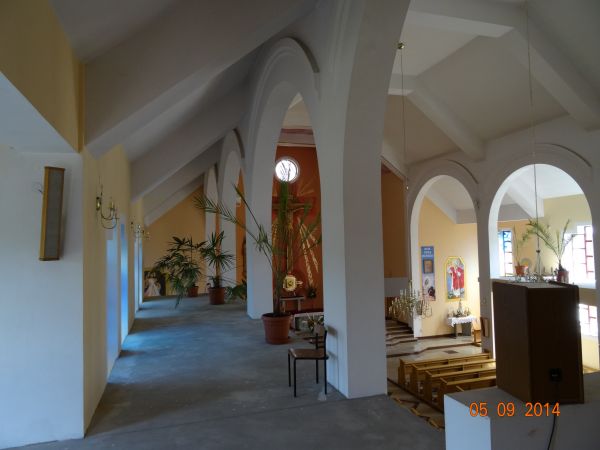 architektura wnętrza kościoła zaskakuje - tu kaplica boczna i arkady w bryle świątyni.