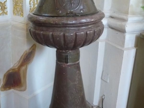 Marmurowa chrzcielnica z II-ej poł.XVI w.