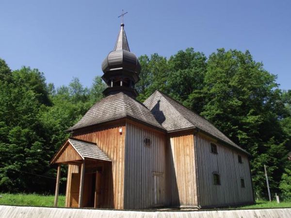 kościół wyznawców obrządku ewangelickiego - tu na terenie skansenu prezentowany a wcześniej przeniesiony z terenu kolonii osadnictwa józefińskiego, przy temacie