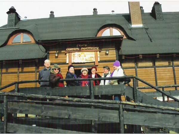 Chata Starych Znajomych - restauracja, miejsca noclegowe. Obok jest punkt sprzedaży roślin - sadzonek kwiatów i krzewów.