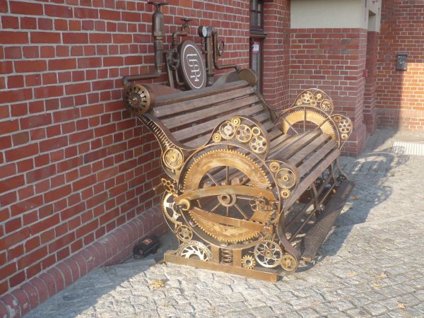 Ławeczka przed  Starą Przempompownią