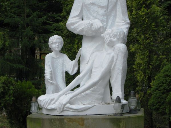 rzeźba przedstawiająca bł. Edmunda Bojanowskiego - założyciela Zgromadzenia Sióstr Służebniczek, udzielającego wspomożenia potrzebującej matce z dzieckiem.