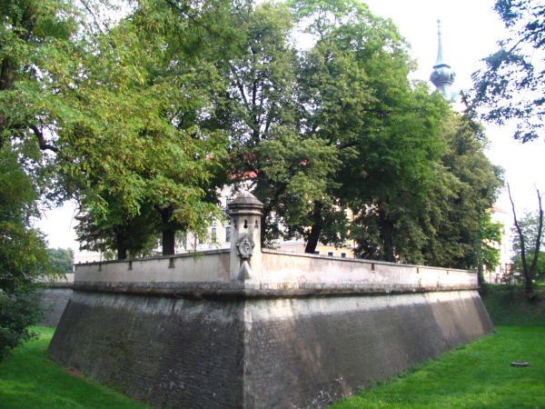 Mury obronne z fosą