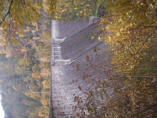 Zapora wodna 44 m wysokości i 230 m długości. Została wybudowana w latach 1914- 1917.
