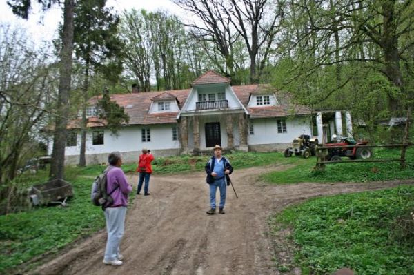 wokół dworu - w majętnościach ziemskich i leśnych - toczy się życie, trwają prace polowe i inne, toteż widoczny n/z sprzęt w pracy użyteczny.