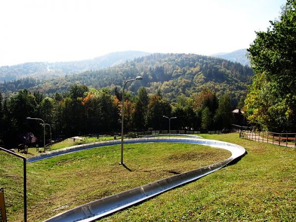 " Słoneczna polana pod Dębowcem " całoroczny tor saneczkowy .