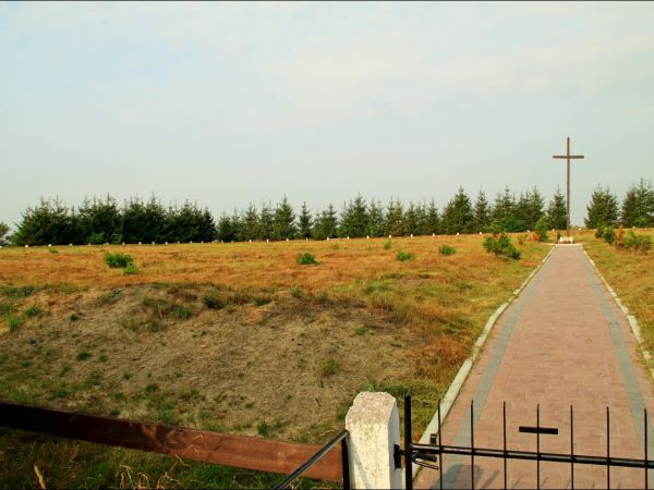 Cmentarz wojenny w Korzenicy. Cmentarz z lat 1915-16. Leżą na nim żołnierze trzech wrogich armi - rosyjskiej , austo-węgierskiej i niemieckiej , którzy zginęli