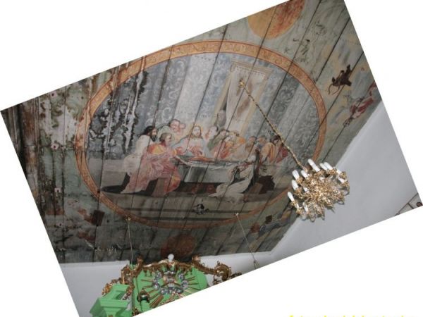 DREWNIANY STROP ZDOBIĄ CIEKAWE MALOWIDŁA