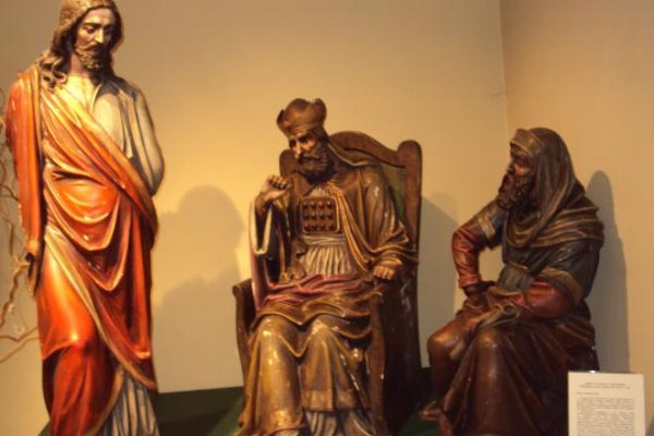 figury przedstawiające Jezusa Chrystusa  i sceny biblijne z życia świętych.